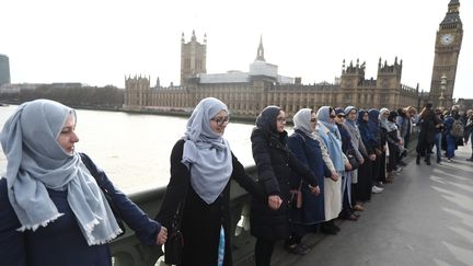 Hommage des femmes musulmanes aux victimes&nbsp;de l'attentat de Londres. Chaîne&nbsp;humaine sur le pont Westminster, le 26 mars 2017 (REUTERS)