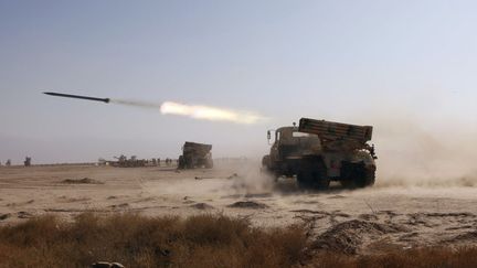 Tir de missiles par l'arm&eacute;e irakienne lors d'un entra&icirc;nement militaire sur la base de Basmaya pr&egrave;s de Bagdad (Irak), le 22 novembre 2011. (MOHAMMED AMEEN / REUTERS)