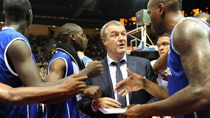 Greg Beugnot entouré des joueurs de Paris-Levallois