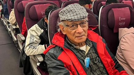 Le tueur en série Charles Sobhraj dans l'avion reliant Kathmandu (Népal) à Paris, le 23 décembre 2022. (ATISH PATEL / AFP)