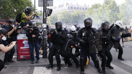 Des journalistes filment une arrestation par la police lors d'un rassemblement contre le racisme et les violences policières à Paris, le 13 juin 2020. (THOMAS SAMSON / AFP)