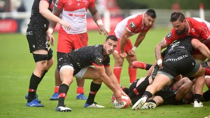 Baptiste Couilloud, sous les yeux de son frère Barnabé, lors de la victoire lyonnaise à Biarritz le 9 octobre. (GAIZKA IROZ / AFP)