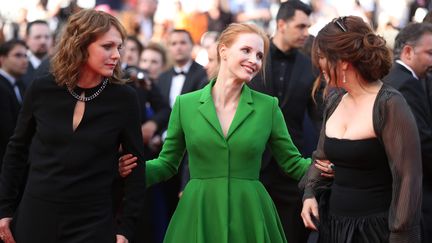 Après l'équipe du film "How to talk to girls at parties", c'est au tour de Jessica Chastain de faire exploser les couleurs. Elle est apparue dans un vert éclatant, entourée par les réalisatrices allemande et française Maren Ade (à gauche) et Agnès Jaoui, membres du jury comme elle. 
 (Valéry Hache / AFP)