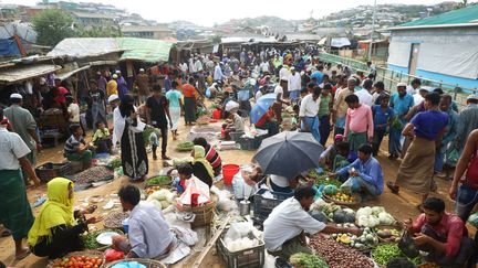 Les réfugiés rohingyas durant le marché dans le camp de Cox's Bazar au Bangladesh le 7 mars 2019. (MOHAMMAD PONIR HOSSAIN / X03850 / REUTERS)