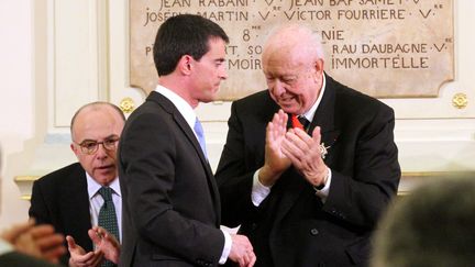 Le ministre de l'Int&eacute;rieur, Bernard Cazeneuve (G), le Premier ministre,&nbsp;Manuel Valls, et le maire de Marseille, Jean-Claude Gaudin, le 9 f&eacute;vrier 2015, &agrave; la mairie de Marseille (Bouches-du-Rh&ocirc;ne). (  MAXPPP)