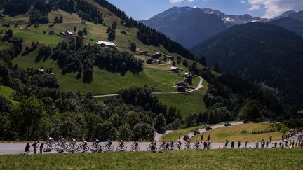 Le peloton du Tour de France lors de la 11e étape entre Albertville et La Rosière, le 18 juillet 2018. (PHILIPPE LOPEZ / AFP)