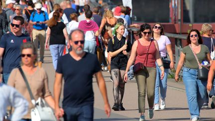 Des piétons à Bordeaux (Gironde), le 16 octobre 2022. (MAXPPP)