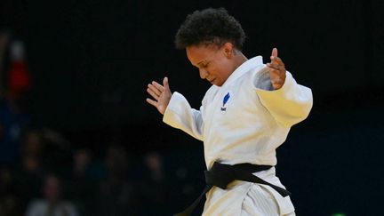 La judokate Amandine Buchard après son combat remporté contre Larissa Pimenta en quart de finale des Jeux olympiques de Paris, le 27 juillet 2024. (LUIS ROBAYO / AFP)