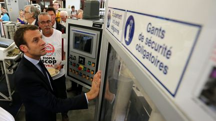 Emmanuel Macron en visite le 30 septembre 2016 à l'entreprise Ecopla en Isère (CHRISTOPHE AGOSTINIS / MAXPPP)