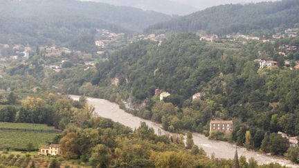 La rivi&egrave;re Ard&egrave;che charrie de la boue apr&egrave;s de fortes pluies, &agrave; Aubenas, le 23 octobre 2013. (CLAUDE PETITJEAN / CITIZENSIDE / AFP )