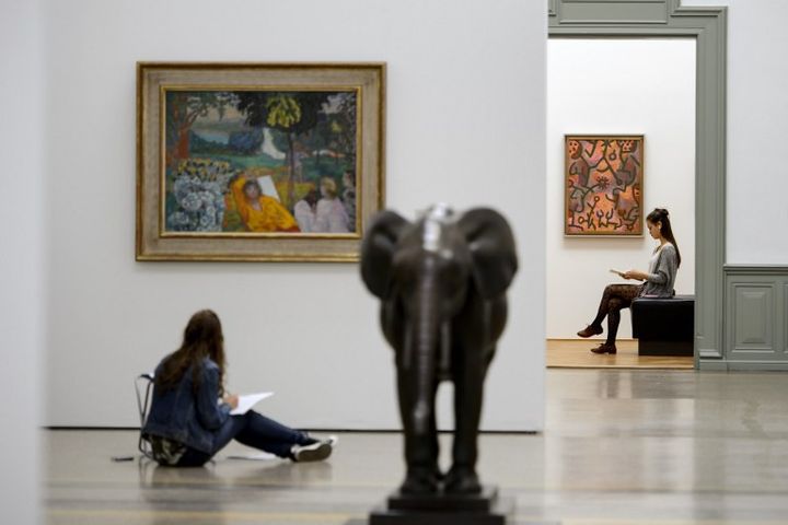 Des étudiants visitent l'exposition permanente du Musée des Beaux-arts de Berne, héritier de la collection Gurlitt, 8 mai 2014.
 (Fabrice Coffrini/ AFP)