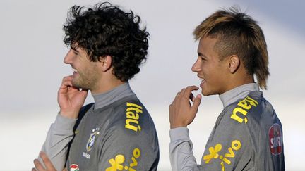 Les Brésiliens Pato et Neymar.  (JUAN MABROMATA / AFP)