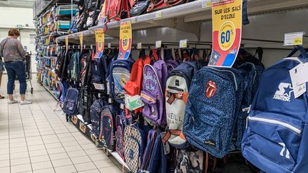 Une enquête publiée et menée par la CSF (Confédération syndicale des familles), affirme que le coût des fournitures scolaires pour un élève en école primaire a bondi de 23%. (DENIS CHARLET / AFP)