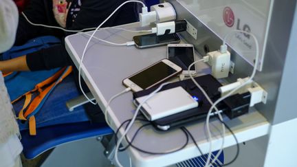 Des smartphones en plein chargement dans un aéroport au Venezuela, le 8 janvier 2017. (THIERRY MONASSE / DPA)