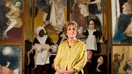 Paula Rego devant l'une de ses oeuvres "Oratorio" dans son studio de Londres Paula Rego et Jake Auerbach, en 2009.&nbsp; (SHUTTERSTOCK/SIPA / SHUTTERSTOCK)