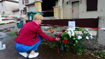 Une femme dépose des fleurs à la mémoire de Chahinez, brûlée vive par son mari, le 5 mai 2021 à Mérignac (Gironde). (MEHDI FEDOUACH / AFP)