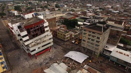 Un drone capture les dégâts faits par le séisme du samedi 16, à Portoviejo, en Equateur, dimanche 17 avril 2016. (PABLO COZZAGLIO / AFP)