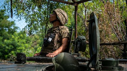 Des soldats ukrainiens scrutent le ciel à la recherche de drones envoyés par les militaires russes, dans la région de Donetsk, le 4 août 2023. (IGNACIO MARIN / ANADOLU AGENCY / AFP)