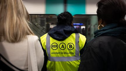 Un agent RATP devant un RER. (MYLENE DEROCHE / MAXPPP)