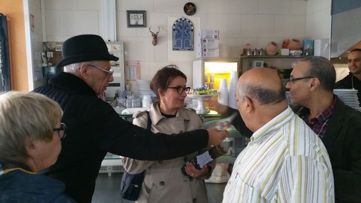 Cécile Duflot (au centre) avec deux militants écologistes (à gauche) dans un restaurant tunisien vers Belleville, dans le 11e arrondissement de Paris, le 6 juin 2017. (LOUIS SAN / FRANCEINFO)