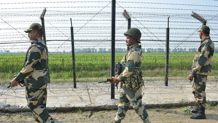 Des troupes indiennes à la frontière avec le Pakistan près d'Amritsar, le 27 février 2019.&nbsp; (NARINDER NANU / AFP)