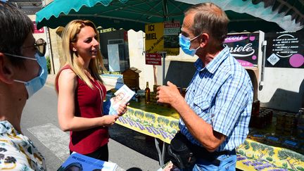 La candidate RN&nbsp;Edwige Diaz lors d'une opération de tractage sur un marché de la 11e circonscription de Gironde, le 13 juin 2022. (MEHDI FEDOUACH / AFP)