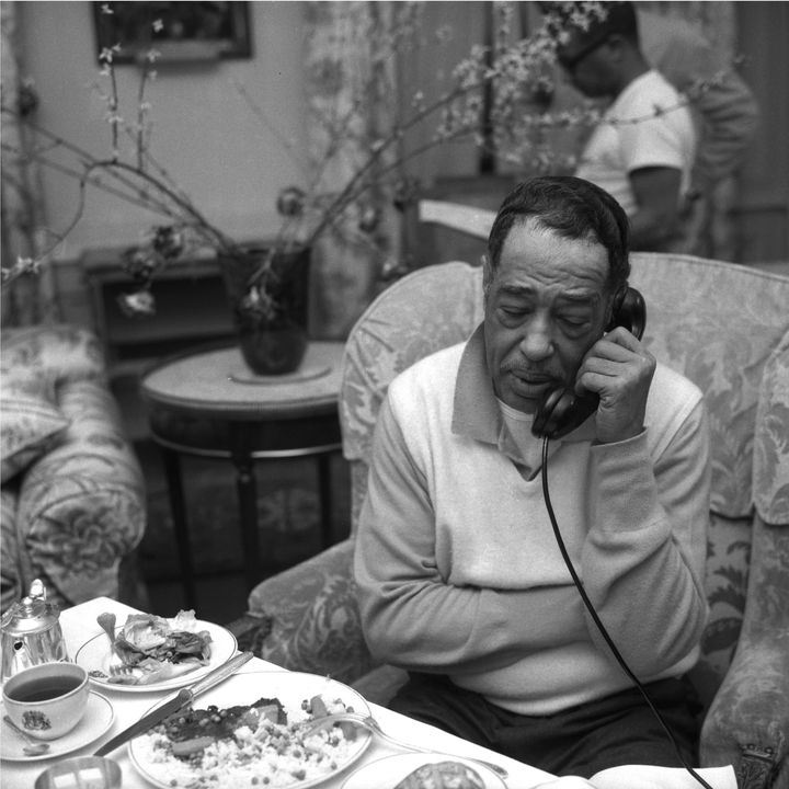 Duke Ellington attablé dans sa chambre d'hôtel parisienne, en 1963. (ROGER KASPARIAN)