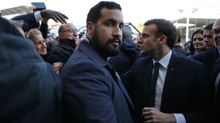 Alexandre Benalla (au centre) et Emmanuel Macron lors d'une visite au 55e Salon de l'agriculture, à Paris, le 24 février 2018.&nbsp; (STEPHANE MAHE / AFP)