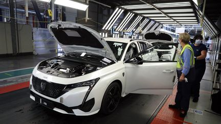 La chaîne de montage Peugeot Stellantis de Mulhouse, le 11 juin 2021. (VINCENT VOEGTLIN / MAXPPP)