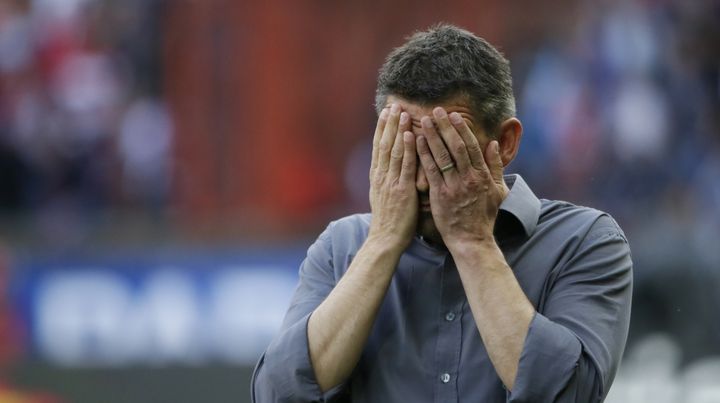 L'entra&icirc;neur guingampais Jocelyn Gourvennec tr&egrave;s d&eacute;&ccedil;u apr&egrave;s l'ouverture du score du PSG dans le temps additionnel, le 31 ao&ucirc;t 2013 au Parc des Princes, &agrave; Paris.&nbsp; (KENZO TRIBOUILLARD / AFP)