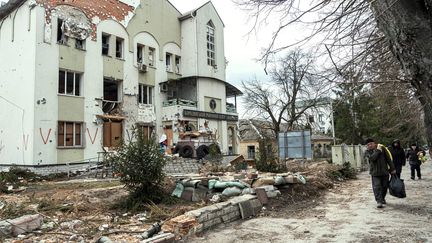 Un bâtiment administratif endommagé par des bombardements dans la ville de Borodyanka, le 12 avril 2022. (ANNA VOYTENKO / MAXPPP)