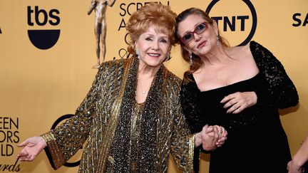 Debbie Reynolds (à gauche) pose avec sa fille, Carrie Fisher, le 25 janvier 2015, à Los Angeles (Californie). (ETHAN MILLER / GETTY IMAGES NORTH AMERICA / AFP)