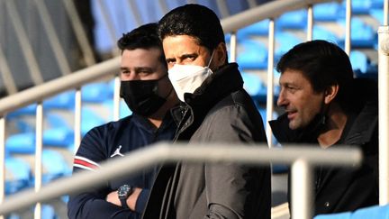 Mauricio Pochettino, Nasser El-Khelaïfi et Leonardo lors d'une séance d'entraînement au stade Santiago Bernabeu avant Real Madrid-PSG. (GABRIEL BOUYS / AFP)