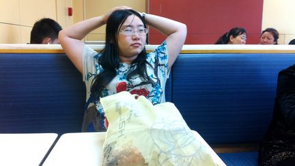 Tan Shen, une Chinoise de 26 ans, patiente au KFC apr&egrave;s une rupture amoureuse, &agrave; Chengdu (Chine), le 18 octobre 2014. (WU XIAOCHUAN / IMAGINECHINA)