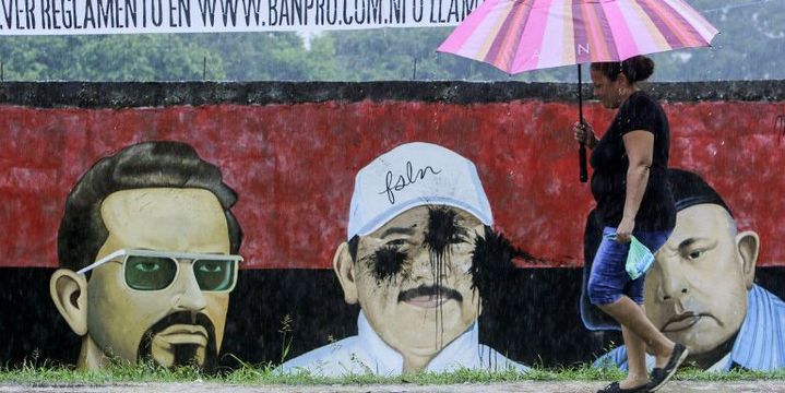 Le président sortant Daniel Ortega est au centre d'un graffiti représentant les dirigeants de la révolution, à San Jorge, dans le Rivas, département du sud du Nicaragua. (Inti OCON / AFP)