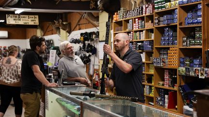 Dans un magasin d'armes à&nbsp;Glassboro, dans le New Jersey (Etats-Unis), le 26 mai 2022. (TAYFUN COSKUN / ANADOLU AGENCY / AFP)