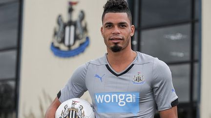 Emmanuel Rivière pose avec son nouveau maillot, celui de Newcastle