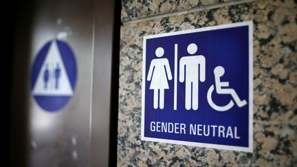 Des toilettes "neutres" dans un bâtiment de Los Angeles, en Californie (Etats-Unis), le 14 mai 2016. (LUCY NICHOLSON / REUTERS)