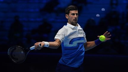 Novak Djokovic affronte Andrey Rublev pour la deuxième journée de la phase de groupes des ATP Finals. (MARCO BERTORELLO / AFP)