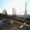 Des ouvriers au travail sur le chantier du Khalifa International Stadium, le 30 décembre 2015, à Doha, capitale du Qatar. (WARREN LITTLE / GETTY IMAGES EUROPE)