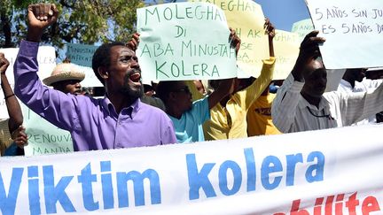 Des victimes du choléra manifestent devant une base de ​​la Minustah à Port-au-Prince, le 15 octobre 2015. (AFP PHOTO / HECTOR RETAMAL)