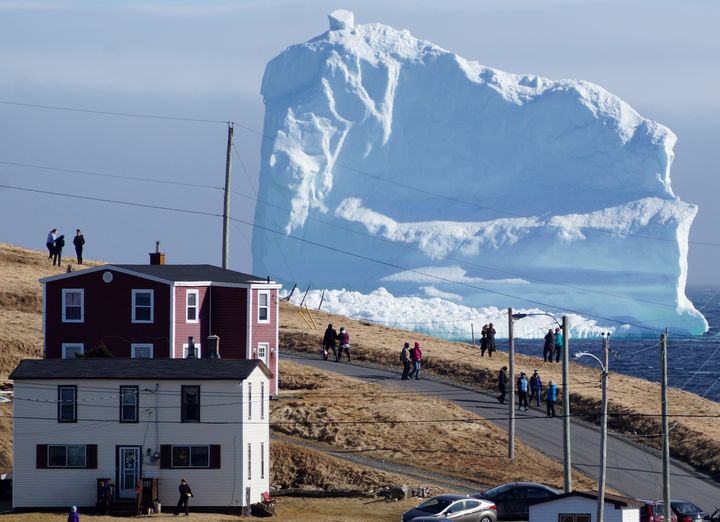 L'iceberg de 46 mètres de haut, photographié le 16 avril au large de Ferryland, sur l'île de Terre-Neuve, au Canada.&nbsp; (JODY MARTIN / REUTERS)