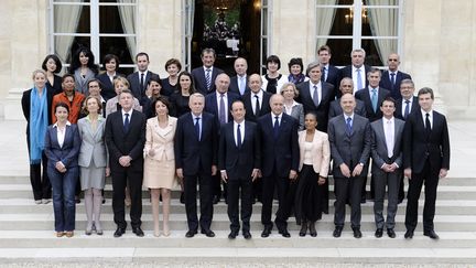 Le gouvernement de Jean-Marc Ayrault, photographié le 17 mai 2012 à l'Elysée, à Paris. (LIONEL BONAVENTURE / AFP)