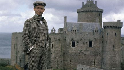 Philippe Ogouz en Rouletabille, devant le château du Cap Fréhel, dans le feuilleton "Rouletabille : le parfume de la dame en noir" (1er juillet 1965) (GEORGES GALMICHE / INA / AFP)