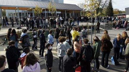 Hommage à Samuel Paty&nbsp;le jour de la rentrée scolaire, le 2&nbsp;novembre 2020, dans un établissement à Villers-lès-Nancy (Meurthe-et-Moselle). (ALEXANDRE MARCHI / MAXPPP)