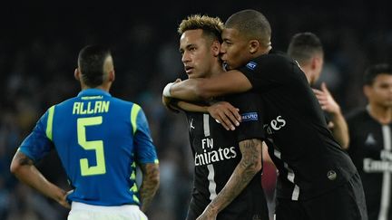 Les joueurs du PSG Neymar et Kylian Mbappe le 6 novembre 2018 au stade San Paolo à Naples (Italie). (Filippo MONTEFORTE / AFP)