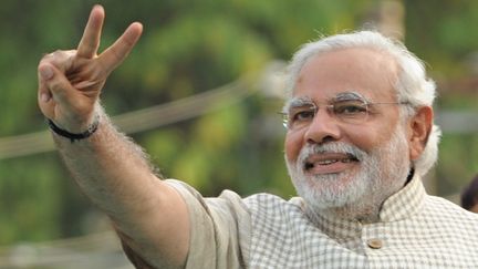 Le ministre en chef du Gujarat, et futur Premier ministre de l'Inde, Narendra Modi, le 16 mai 2014, &agrave;&nbsp;Vadodara (Inde), salue ses partisans apr&egrave;s la victoire de son parti, le BJP, aux &eacute;lections l&eacute;gislatives. (INDRANIL MUKHERJEE / AFP)