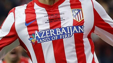 Le logo de l'Azerba&iuml;djan s'affiche sur le maillot de l'Atletico Madrid... et bient&ocirc;t peut-&ecirc;tre sur celui du RC Lens, qu'un homme d'affaires azerba&iuml;djanais est en passe de racheter. (ANGEL MARTINEZ / REAL MADRID / GETTY IMAGES)