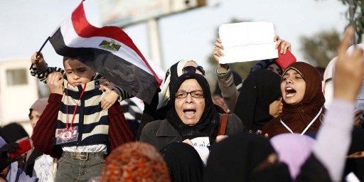 Les partisans du président Morsi et des Frères musulmans appellent à voter oui lors du référendum. (AFP/Mahmoud Khaled)