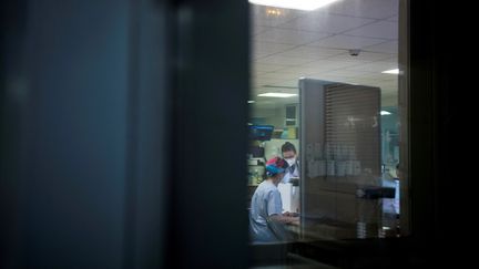 Des soignants travaillent au service des urgences de l'hôpital Saint Camille à Bry-sur-Marne, en banlieue parisienne, le 21 janvier 2022. Photo d'illustration. (JULIEN DE ROSA / AFP)